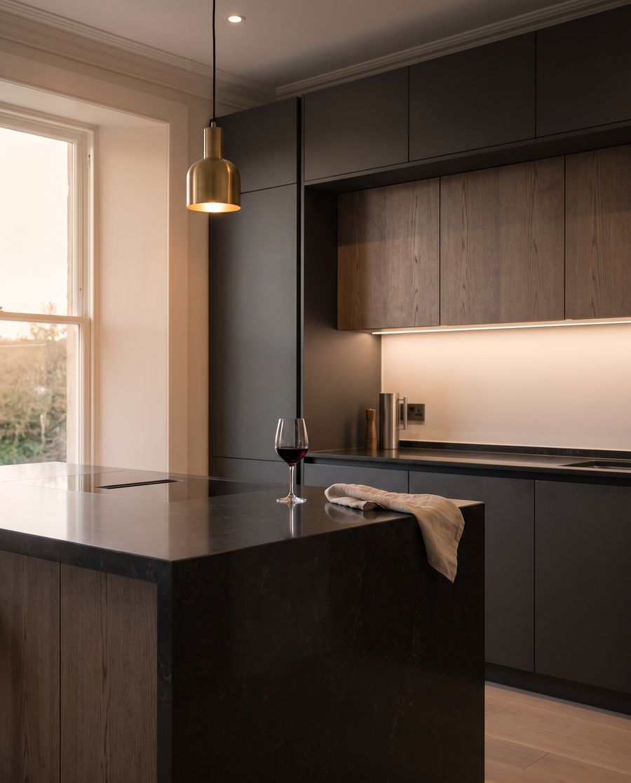 Donkere keuken met warme verlichting