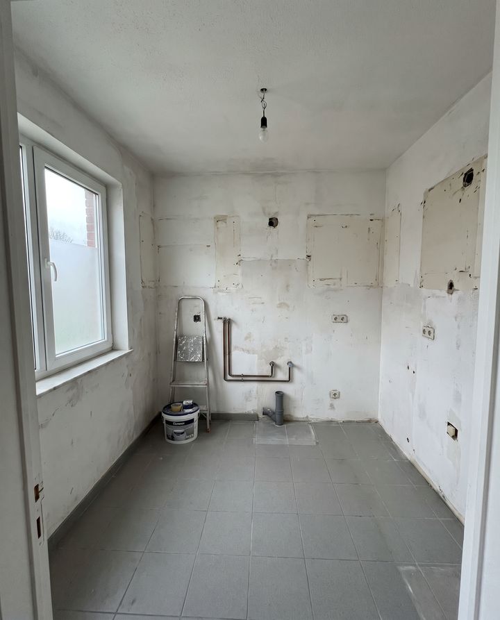 Lege keukenruimte tijdens renovatie